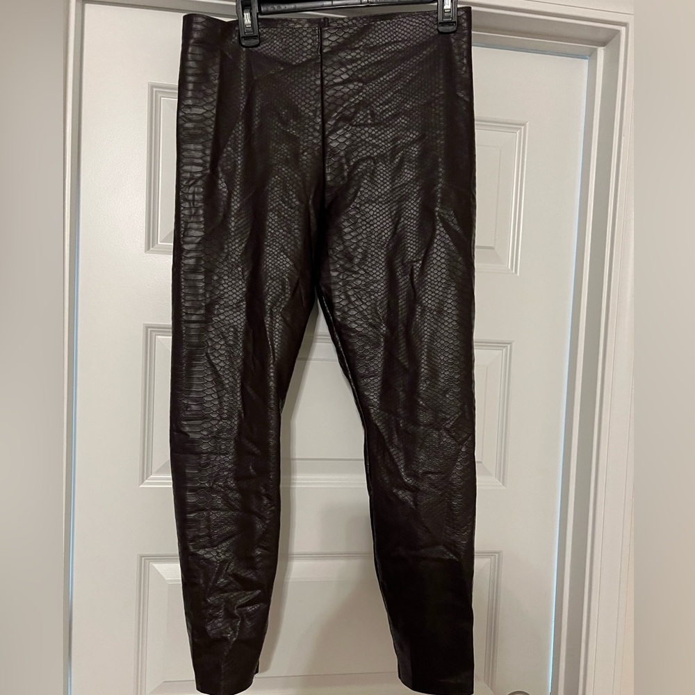 HUE Black and Brown Textured Leggings